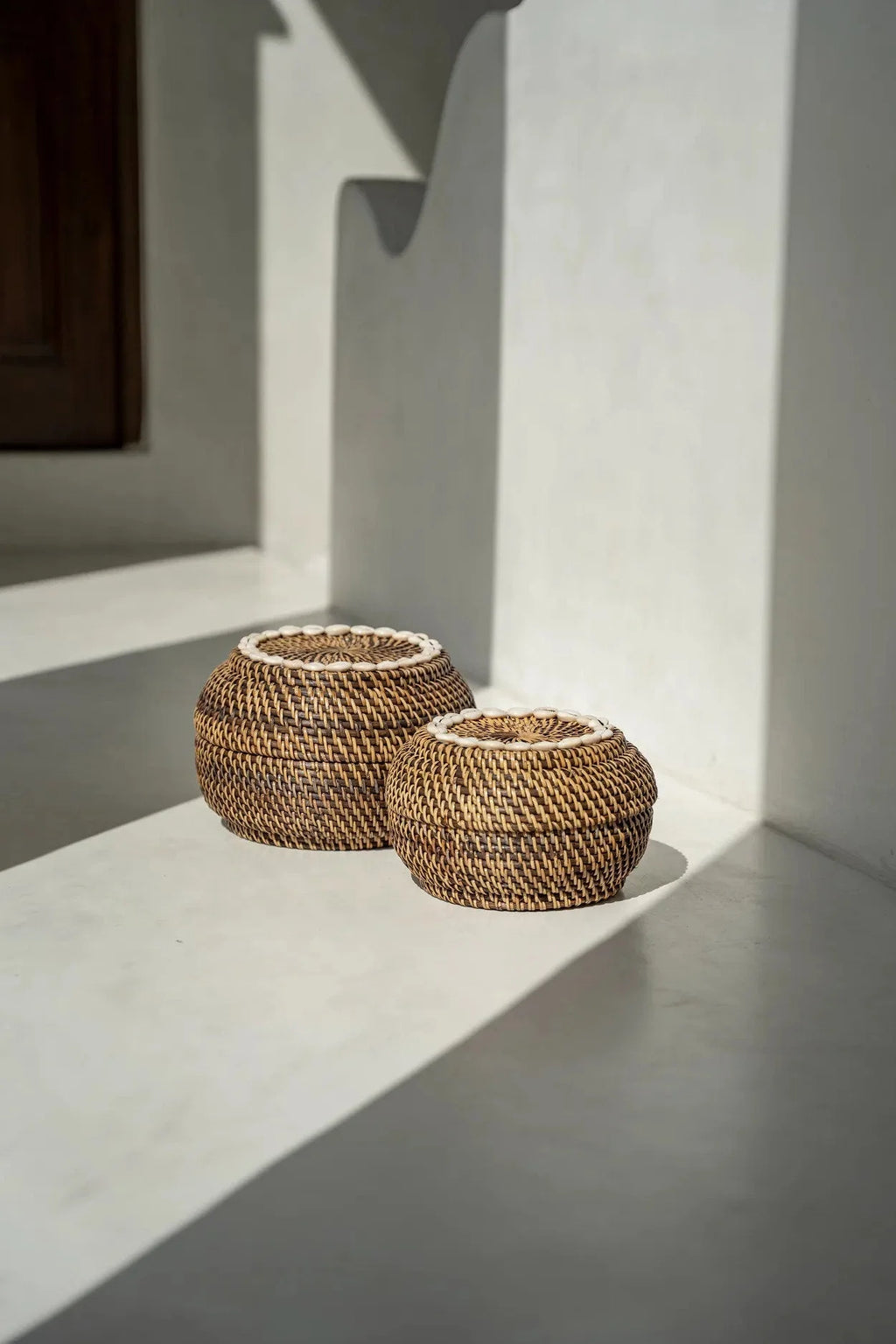 Panier de rangement en rotin foncé et coquillages 27 cm
