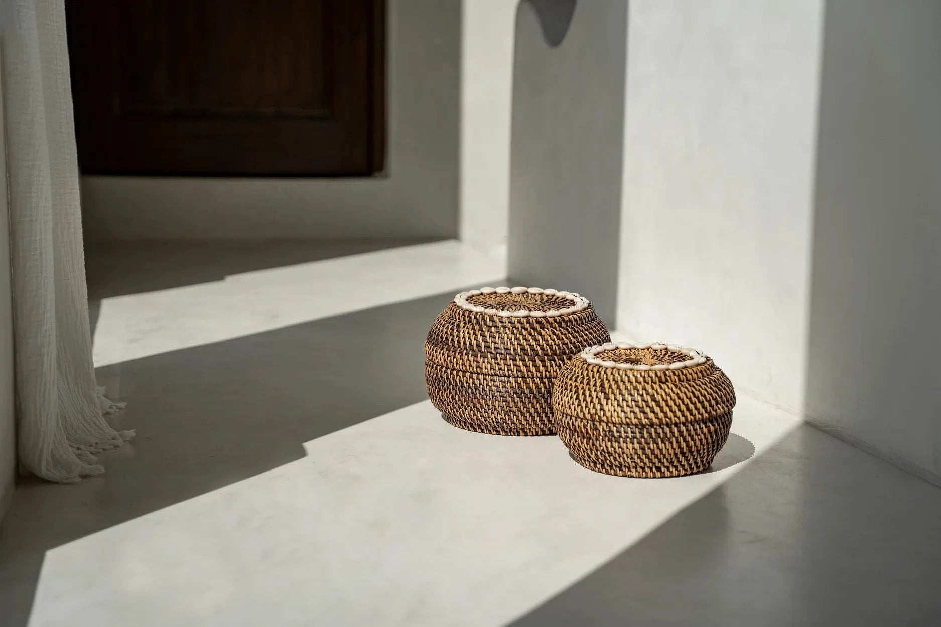 Panier de rangement en rotin foncé et coquillages 27 cm