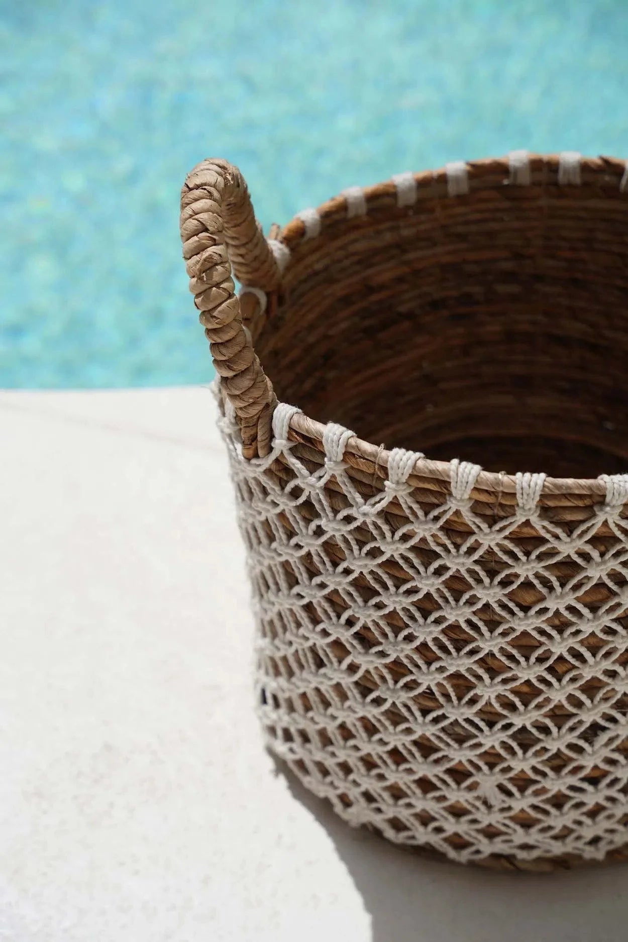 Panier rond en jute tressé motif filet blanc avec anses corde – Ø35 cm