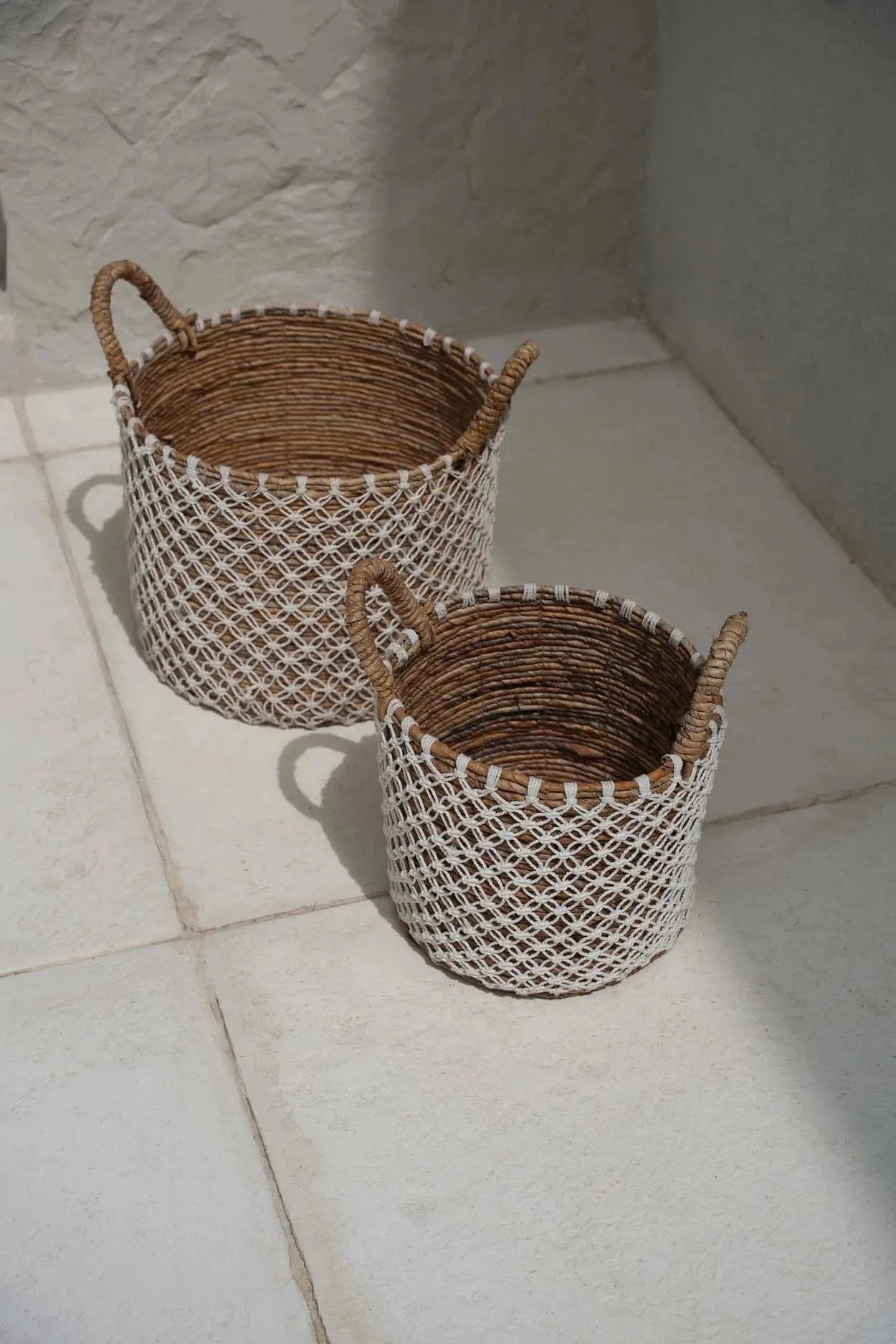 Panier rond en jute tressé motif filet blanc avec anses corde – Ø35 cm