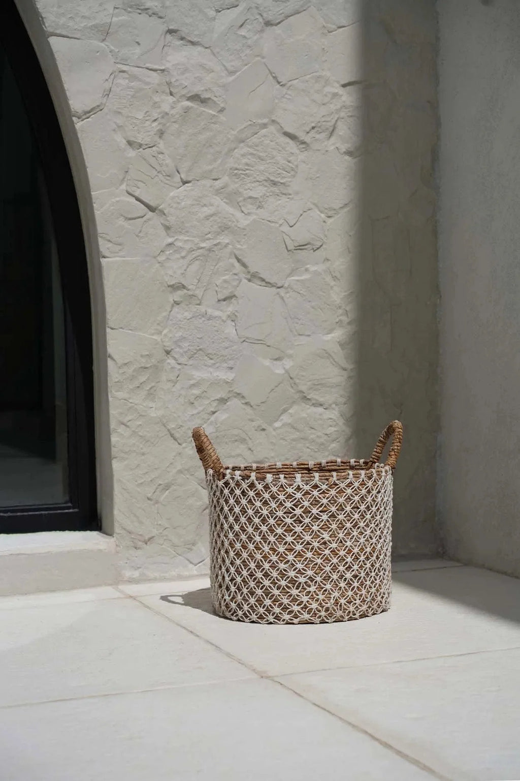 Panier rond en jute tressé motif filet blanc avec anses corde – Ø35 cm