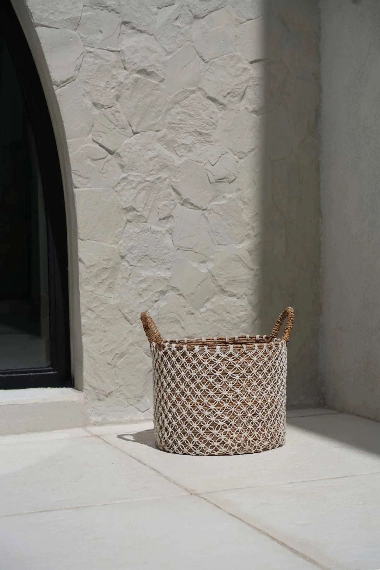 Panier rond en jute tressé motif filet blanc avec anses corde – Ø35 cm