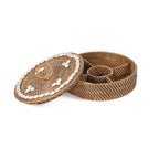 Panier rond en rotin brun avec couvercle à coquillages cauris