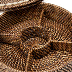 Panier rond en rotin brun avec coquillages cauris et étoile centrale