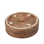 Panier rond en rotin brun avec couvercle à coquillages cauris