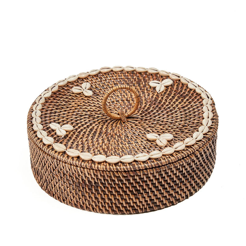 Panier rond en rotin brun avec coquillages cauris