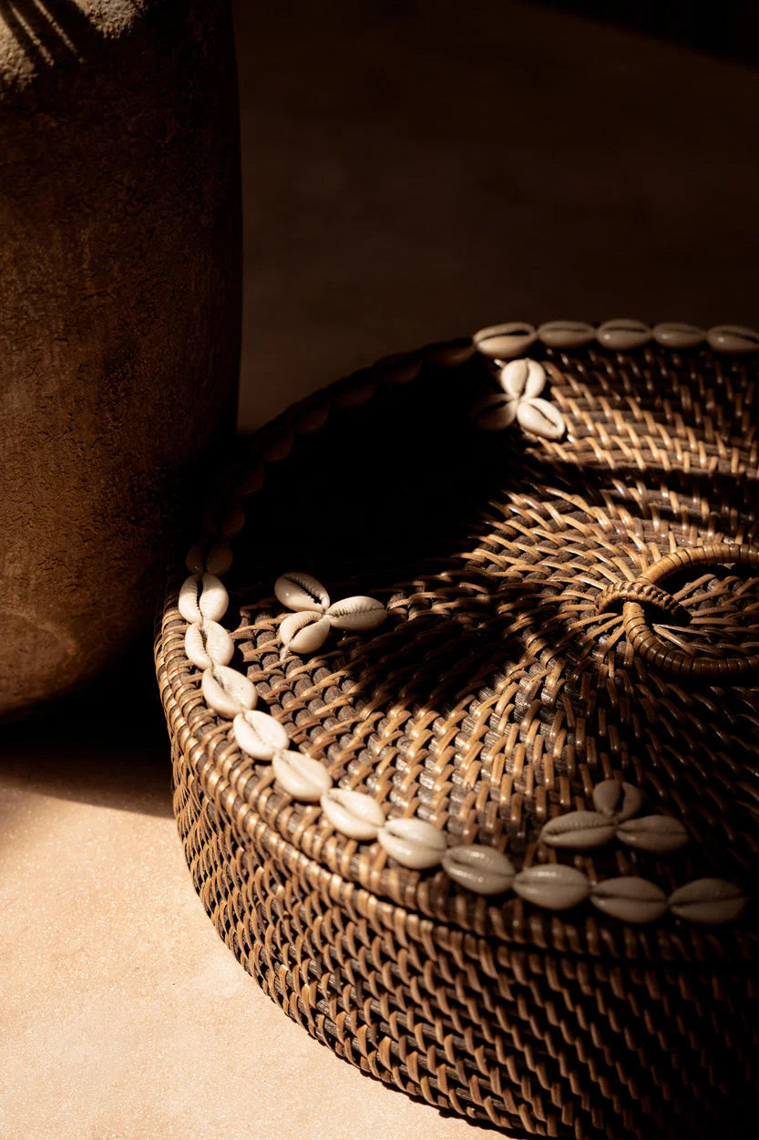 Panier rond en rotin brun avec lid orné de coquillages cauris