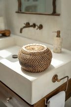 Panier en rotin foncé avec coquillages cauris 23 cm