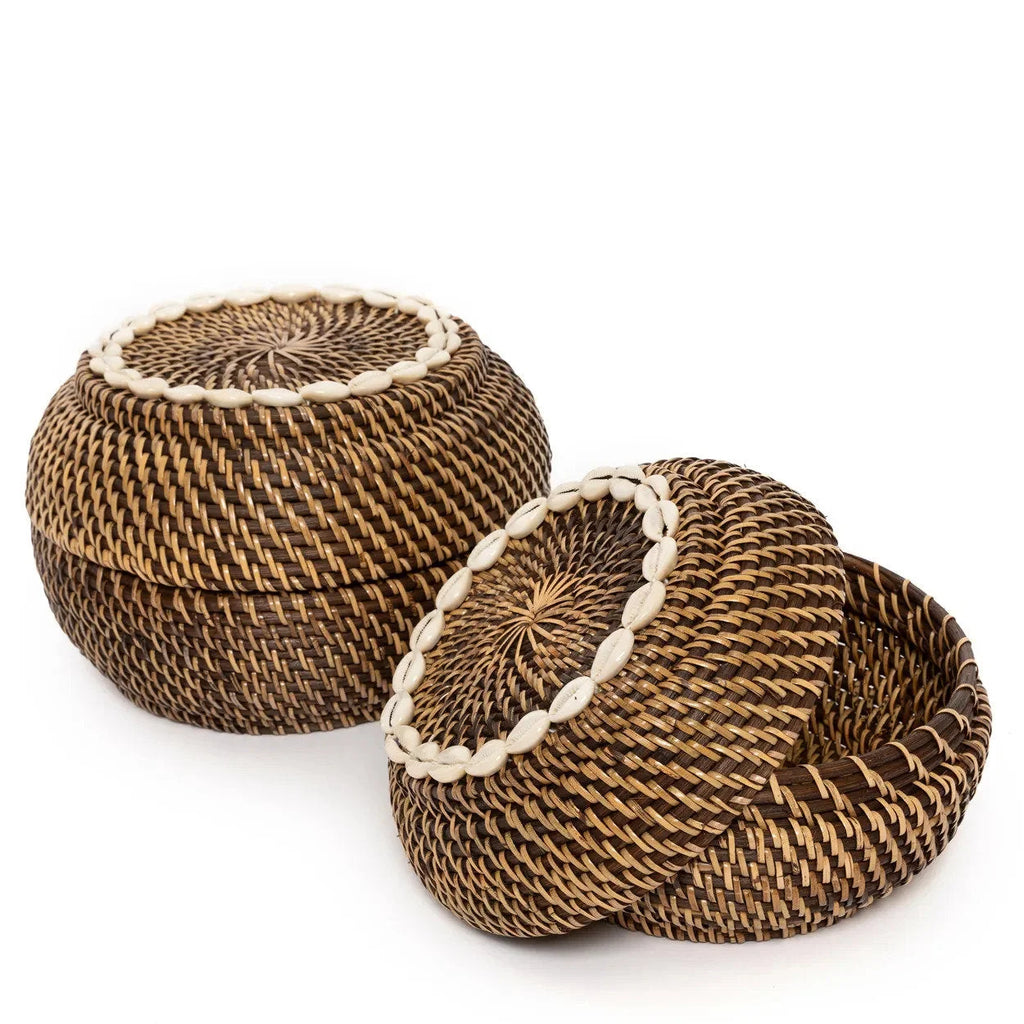 Panier en rotin foncé avec coquillages cauris 23 cm