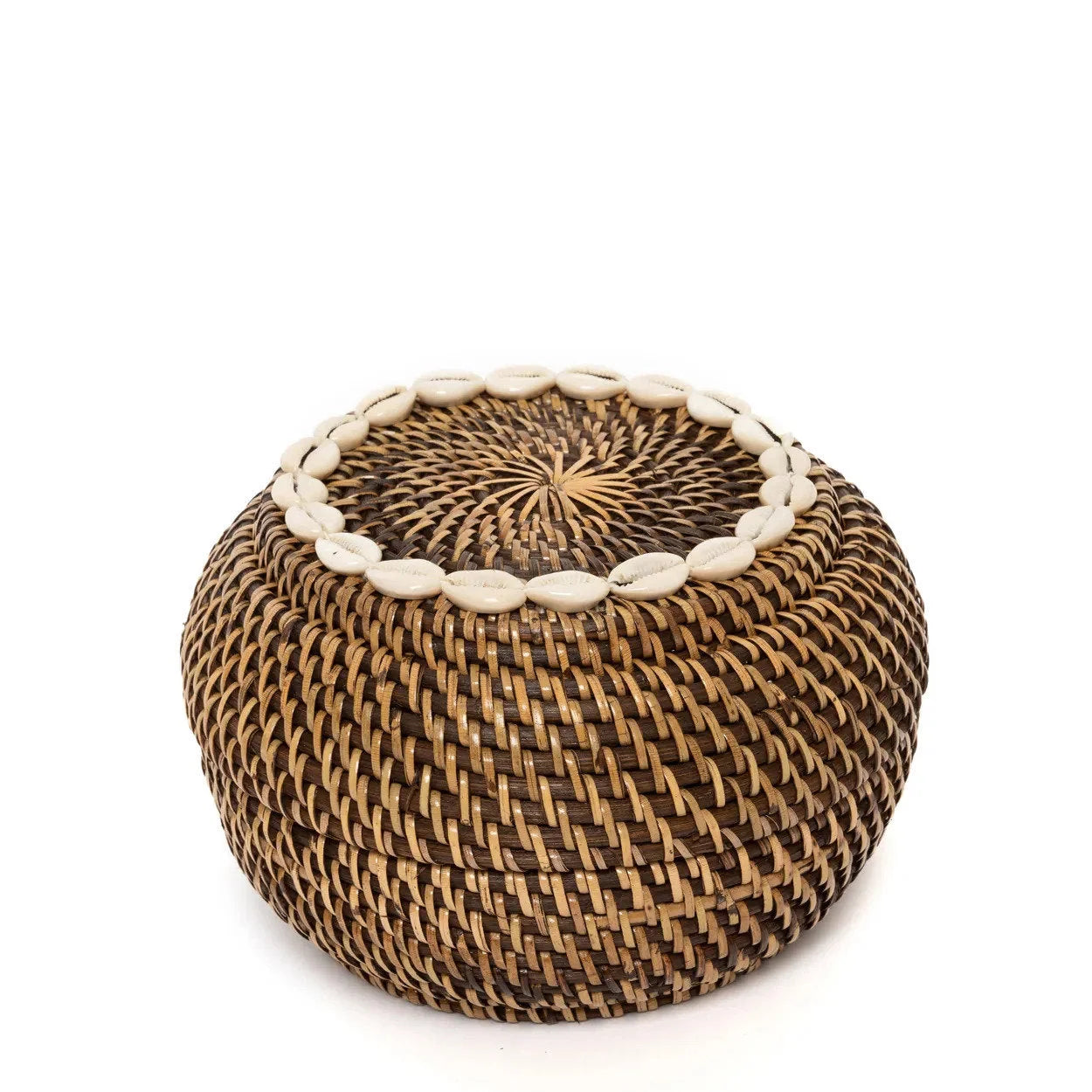 Panier en rotin foncé avec coquillages cauris 23 cm