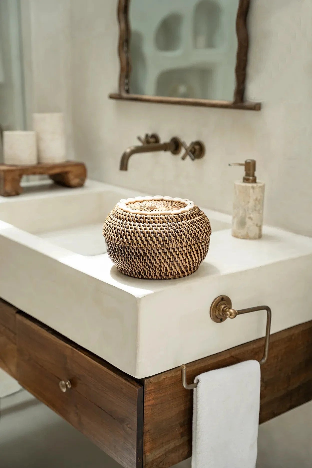 Panier en rotin foncé avec coquillages cauris 23 cm