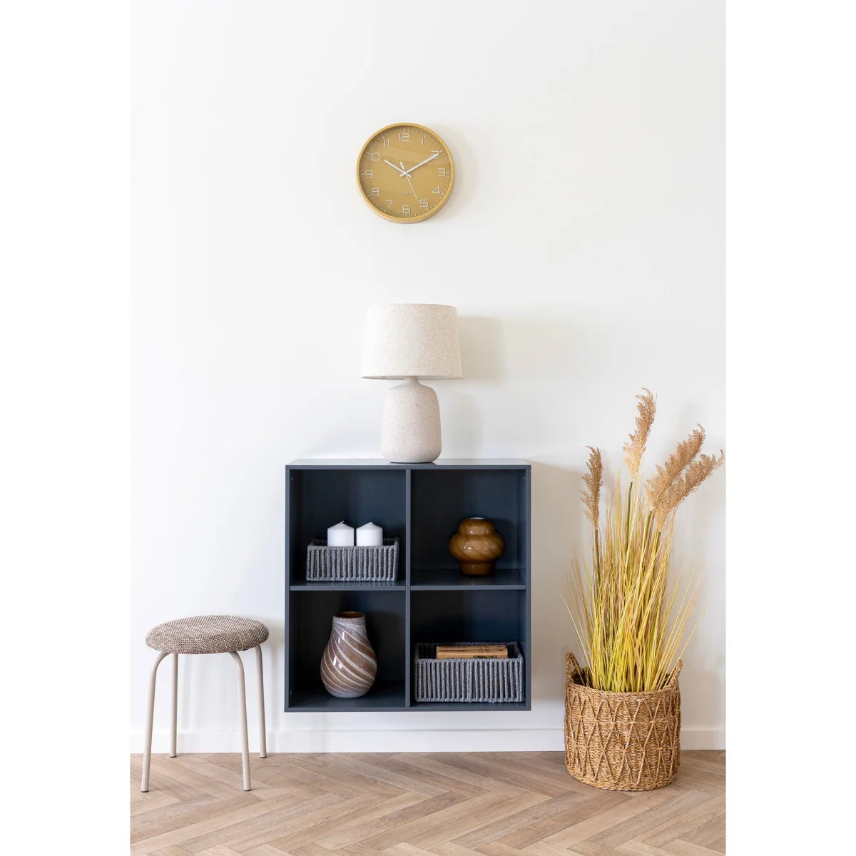 Horloge murale ronde en bois design minimaliste cadran or clair