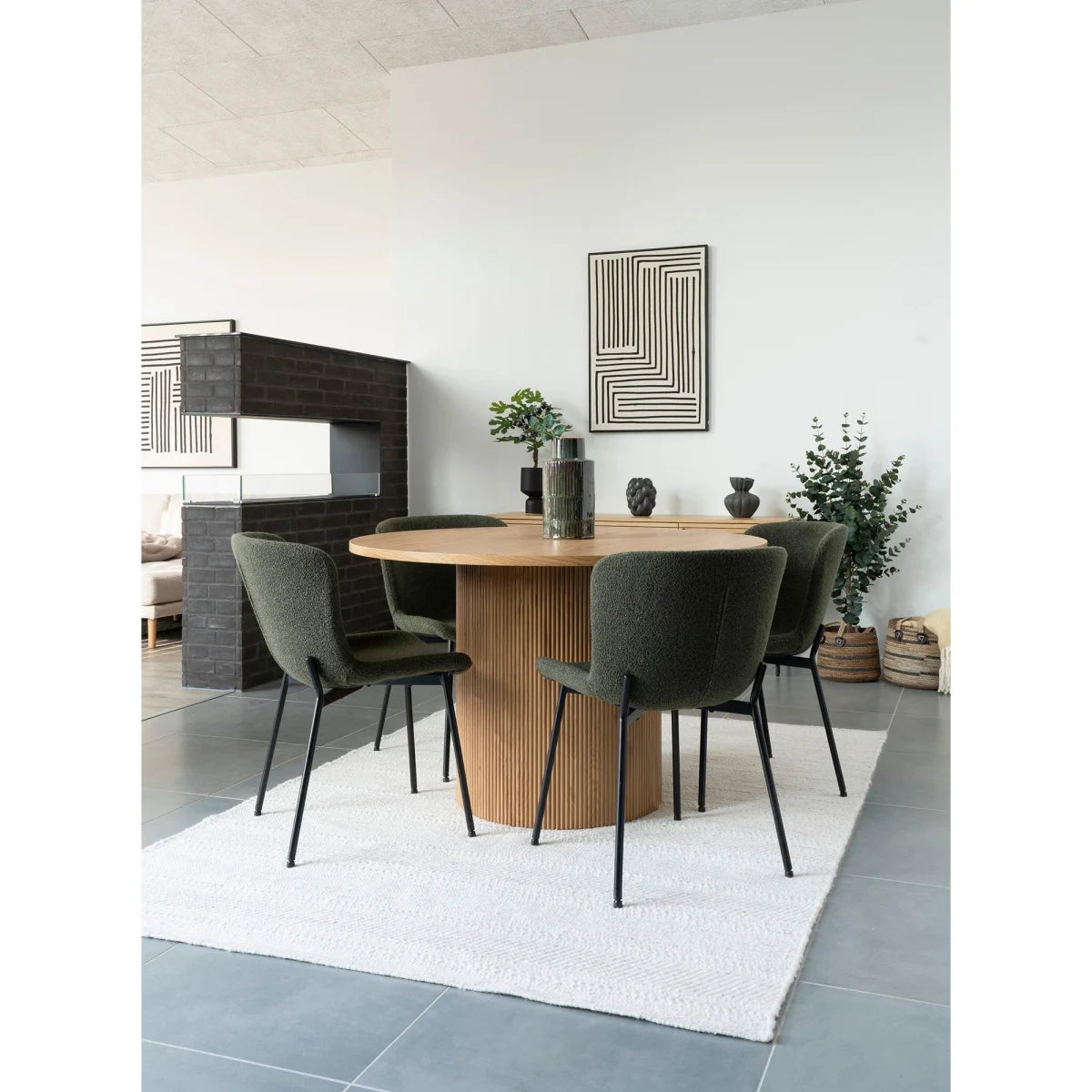 Table ronde en bois à rainures verticales et pied central