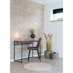 Chaise rembourrée marron aux pieds en métal noir, paniers ronds en feuilles de maïs gris chiné tressé lot de 3
