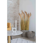 Panier rond en feuilles de maïs gris chiné tressé avec pampas séché