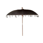 Parasol balinais rond en tissu noir avec sculptures en bois et décorations suspendues