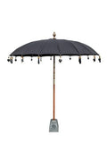Parasol balinais rond noir avec sculptures en bois et décorations suspendues
