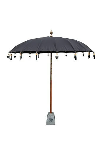 Parasol balinais rond en tissu noir avec sculptures en bois et décorations suspendues – Ø250 cm