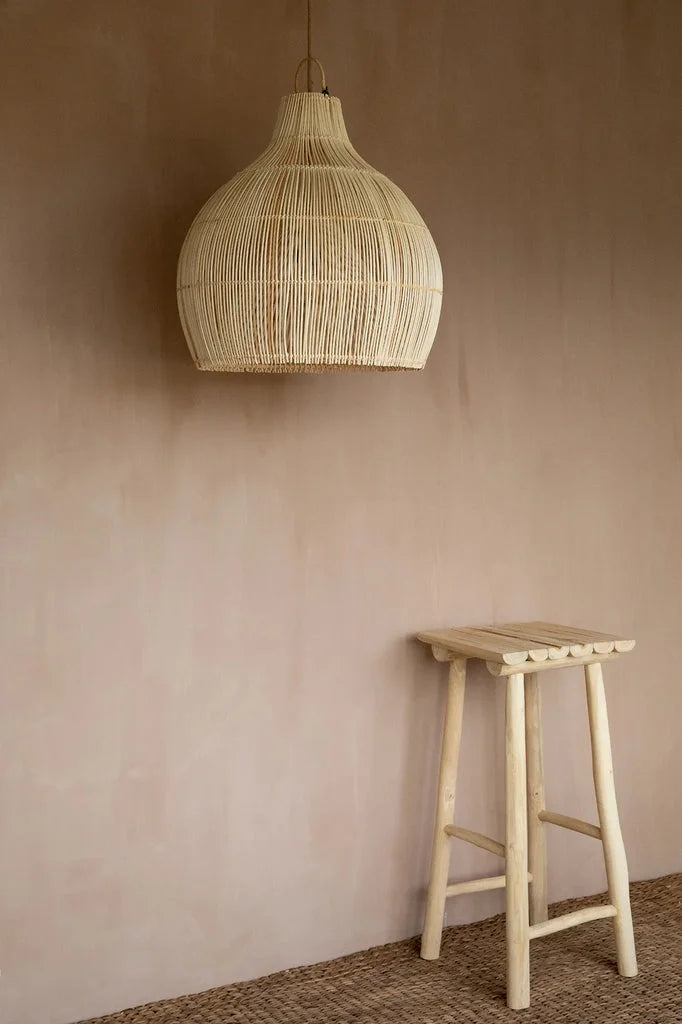 Pendélite en tissé et tabouret en bois dans le produit Le pendentif piège à homard Naturel L