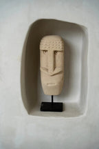 Masque tribal en grès beige sculpté à la main sur support noir
