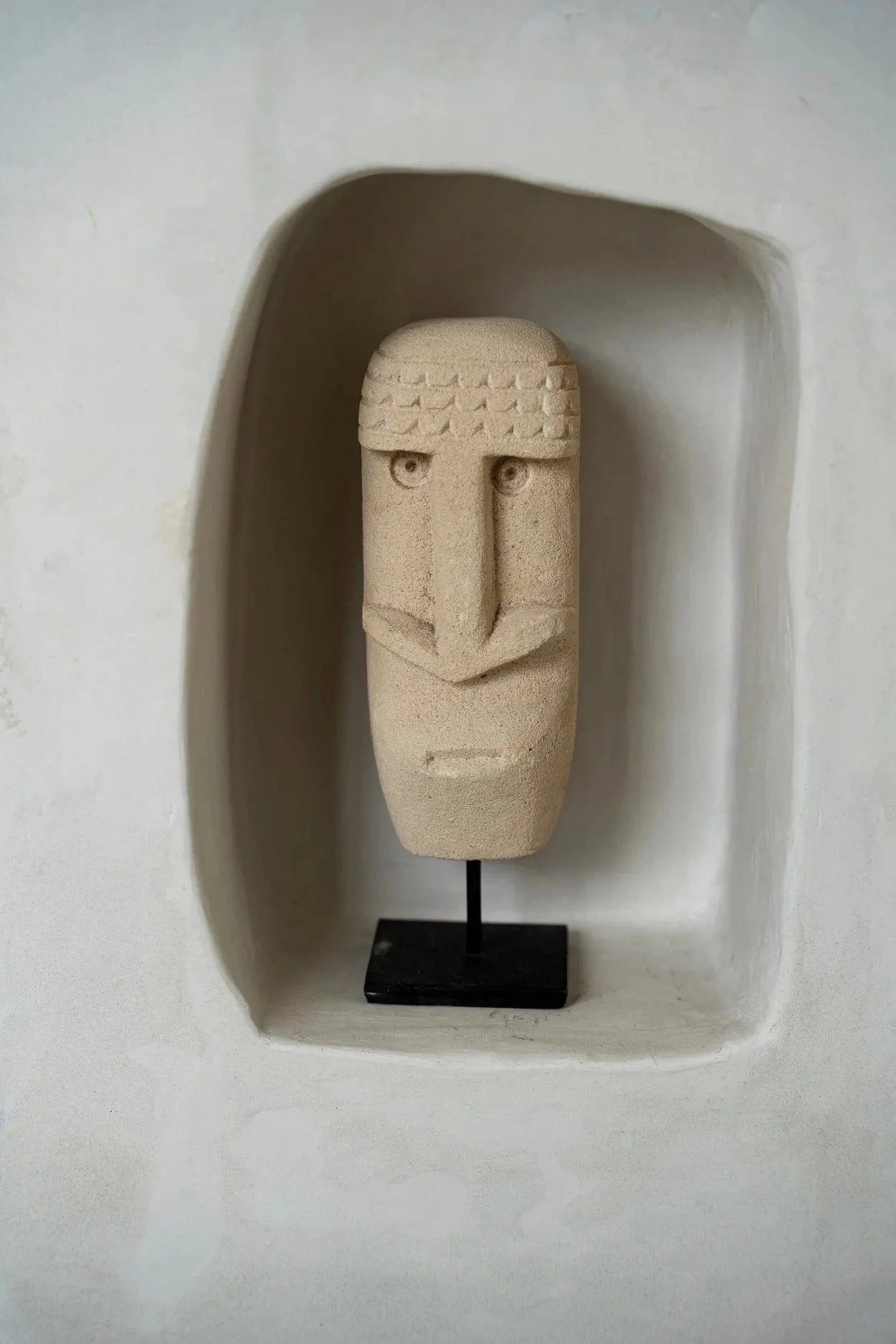 Masque tribal en grès beige sculpté à la main sur support noir