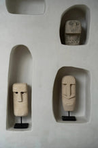 Quatre têtes décoratives sculptées à la main en grès beige dans des niches murales