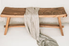 Banquette en bois courbée avec plaid beige à franges pour lit ou canapé