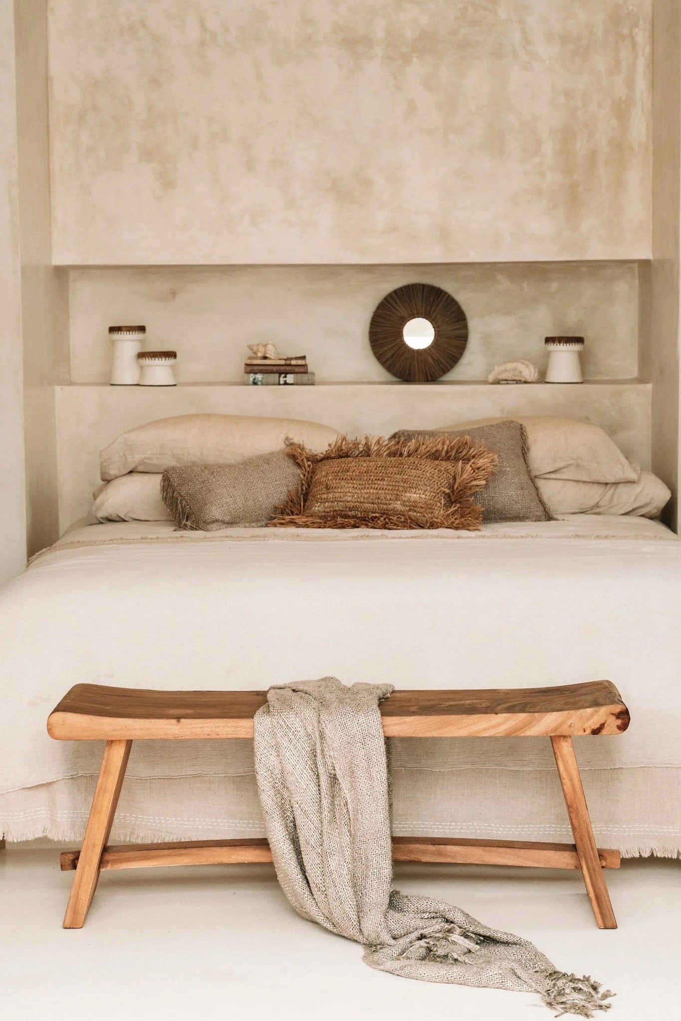 Banquette en bois avec plaid en coton beige à franges pour lit ou canapé