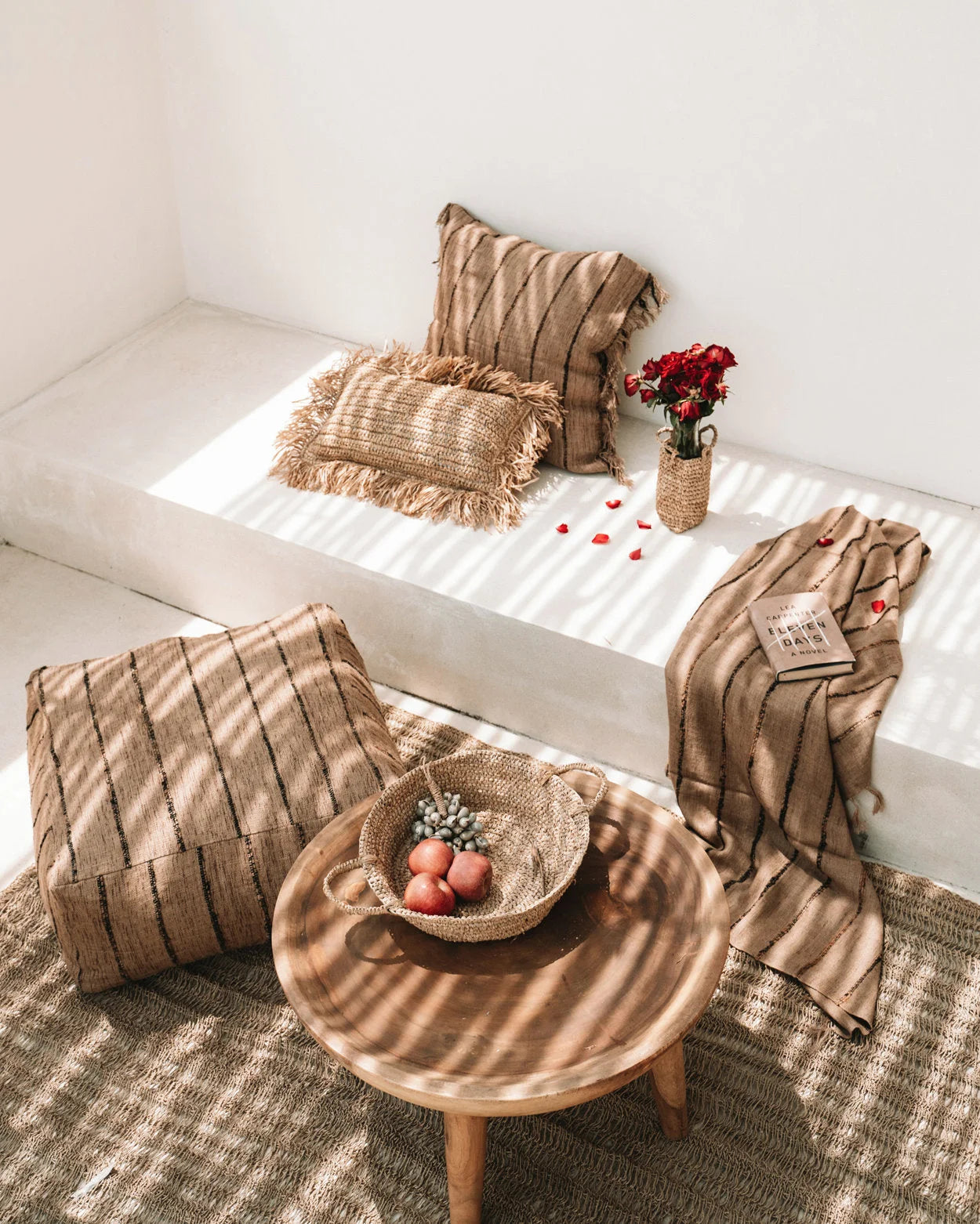 Pouf en jute beige tissé avec rayures verticales foncées pour canapé ou lit