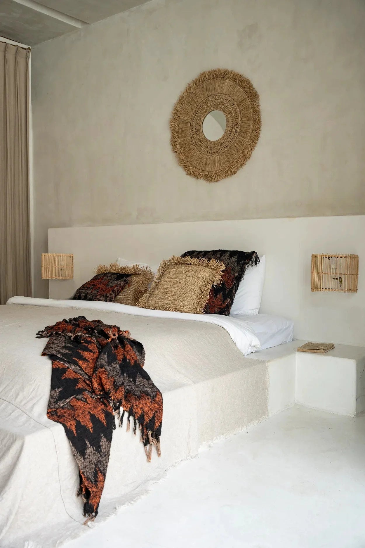 Plaid en coton tissé noir et orange motif géométrique avec franges