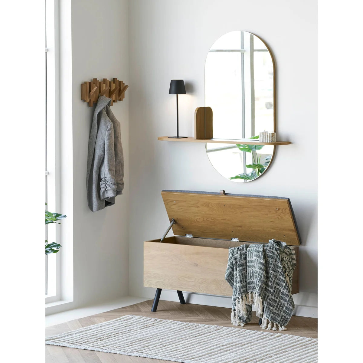 Banc de rangement en bois clair, pieds noirs, couverture à carreaux tissée réversible vert et écru en coton recyclé