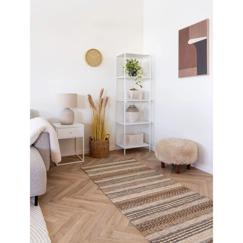 Ottoman beige moelleux à jambes en bois sombre, plumeaux artificiels en pot noir H110 cm
