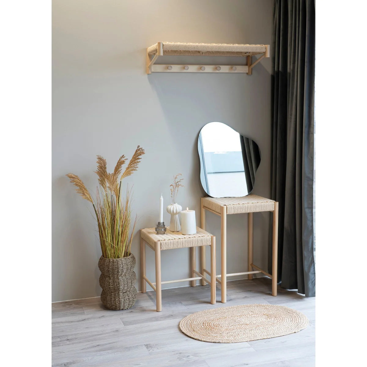 Étagère en rotin naturel à cadre bois clair et 5 crochets, avec plante artificielle plumeaux beige en pot noir H110 cm