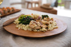 Bol de poulet grillé et légumes avec riz dans un plateau rond en racine de teck naturel