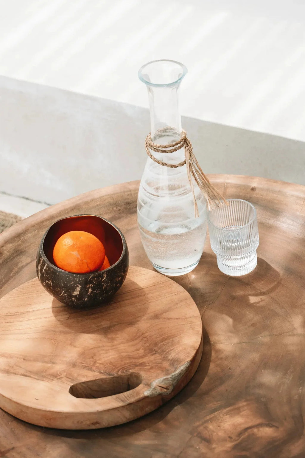 Carafe en verre d’eau avec accent en corde rustique, pour Plateau rond en teck