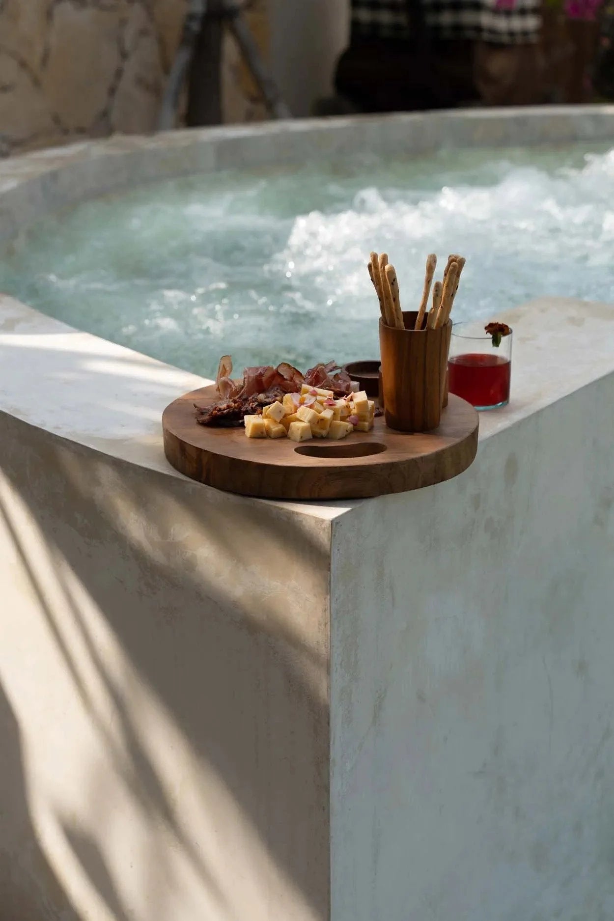 Plateau rond en teck naturel avec poignées ajourées, snacks, boisson et jacuzzi