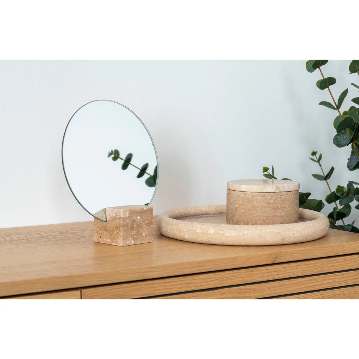 Miroir vanity en travertin beige mat, base carrée et surface ronde