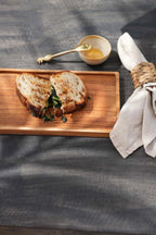 Plateau en teck naturel rectangulaire avec pain grillé aux légumes