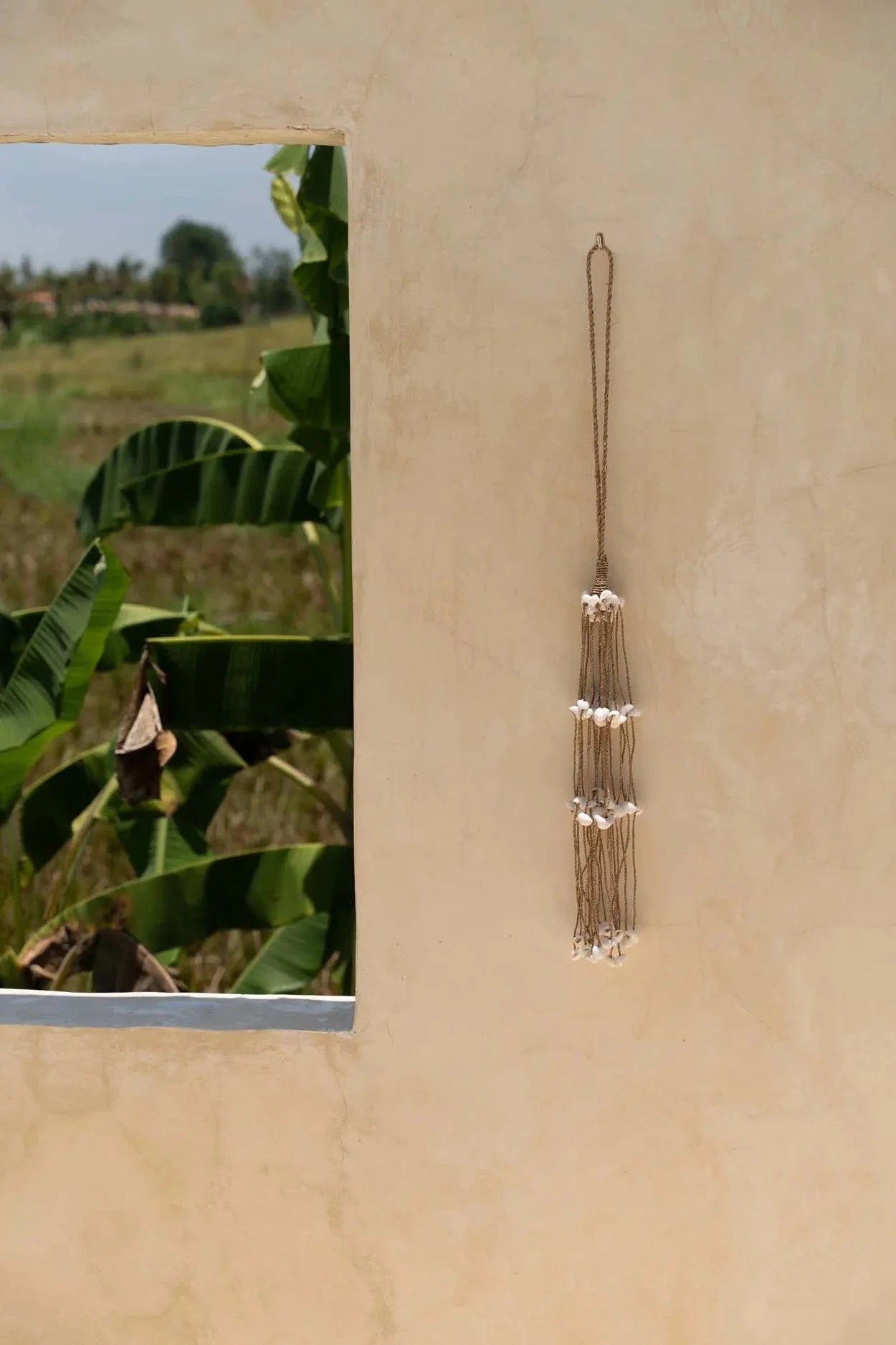 Pompon décoratif en coquillages blancs, cordes naturelles et tiges élancées