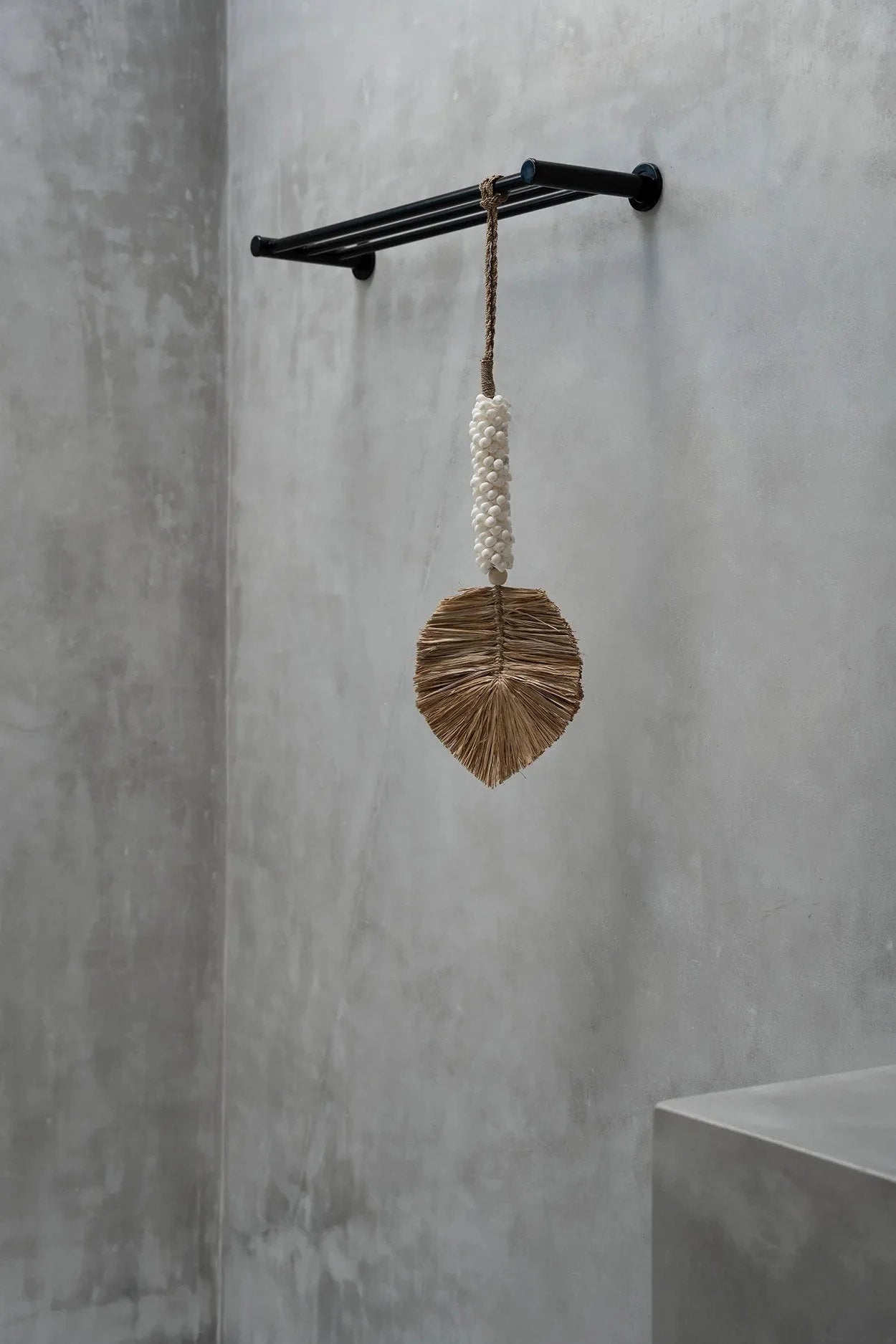 Pompon décoratif en raphia et coquillages – Blanc naturel