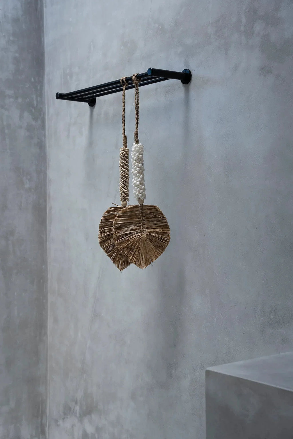 Pompon décoratif en raphia et coquillages – Blanc naturel