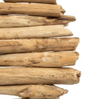 Tas de bois flotté patiné et raphia naturel en forme de sapin stylisé