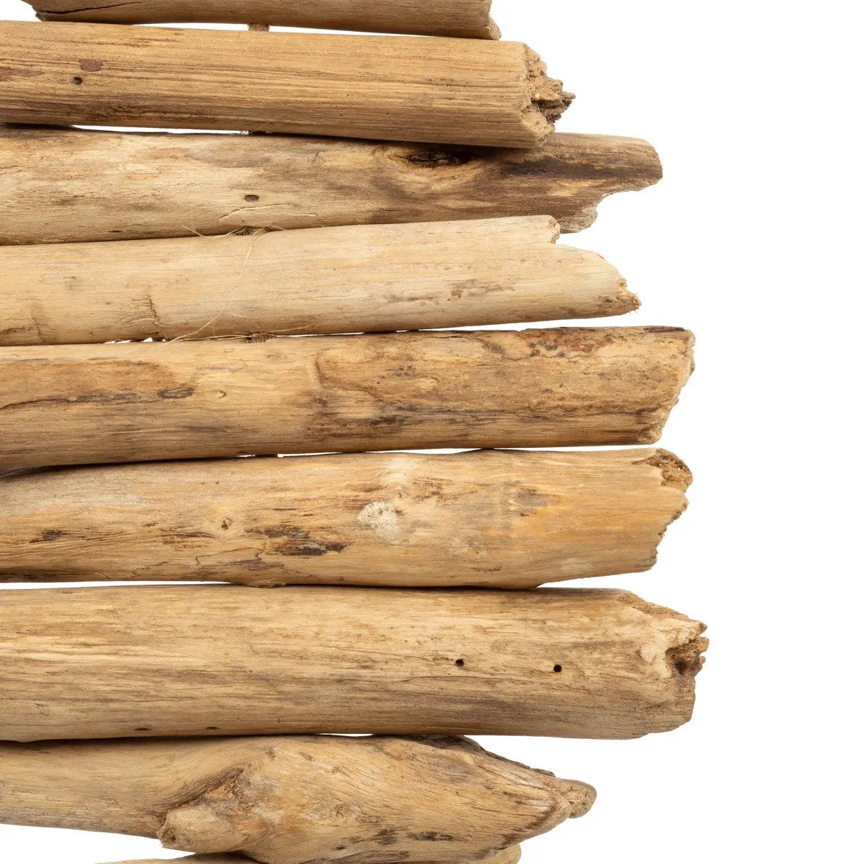 Tas de bois flotté patiné et raphia naturel en forme de sapin stylisé