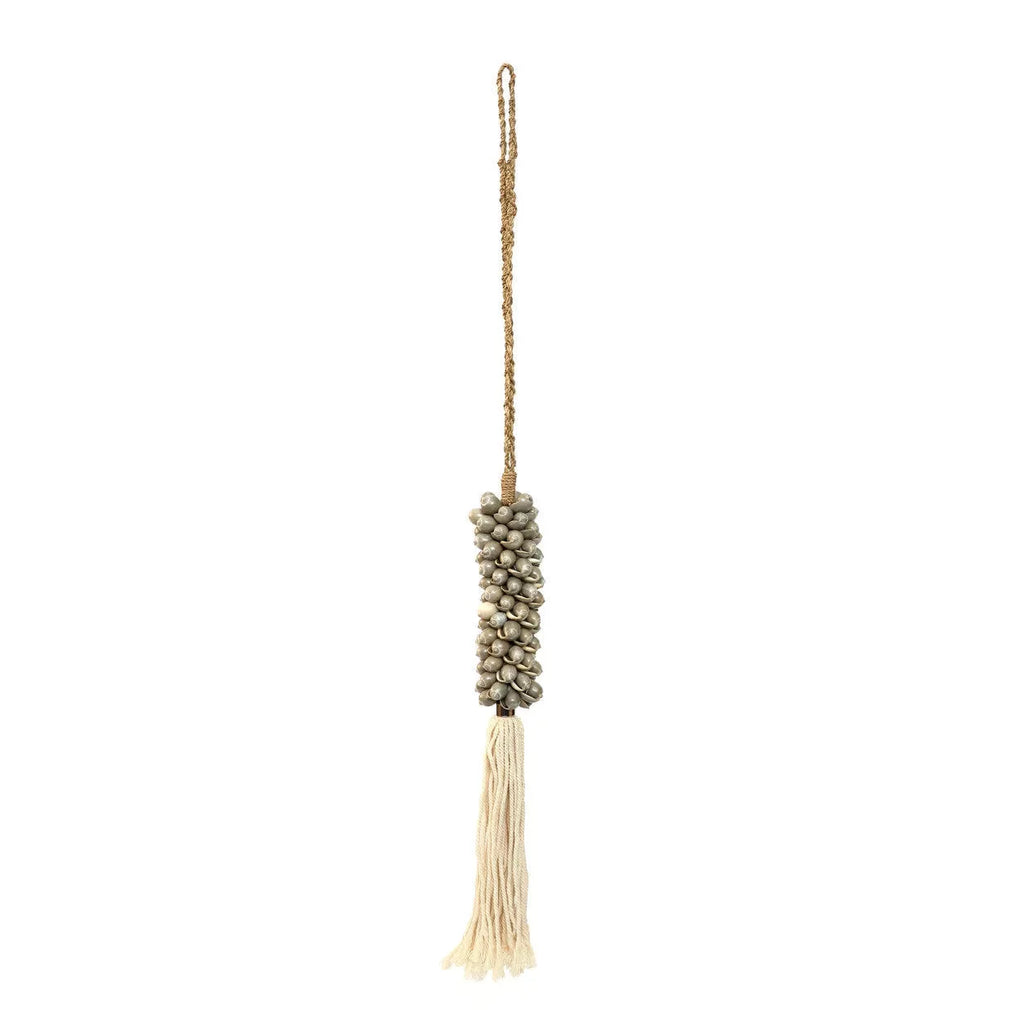 Ornement mural en coquillages et coton gris perle avec tassel suspendu par une corde tressée