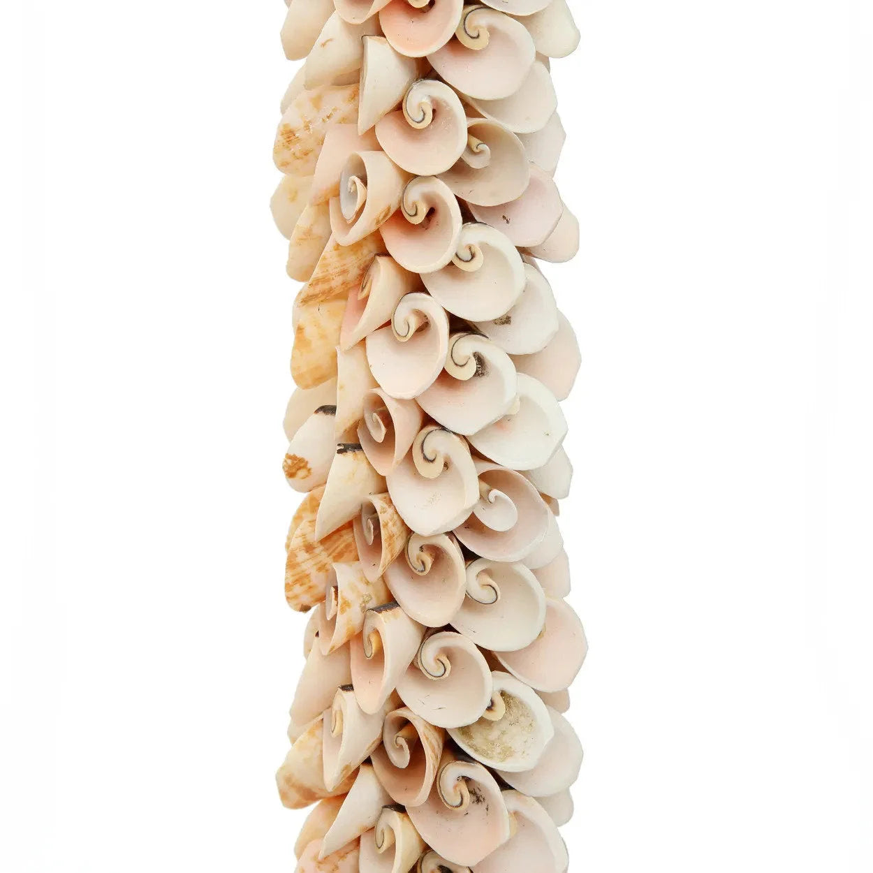Pompon mural avec coquillages crème en spirale et coton écru rose