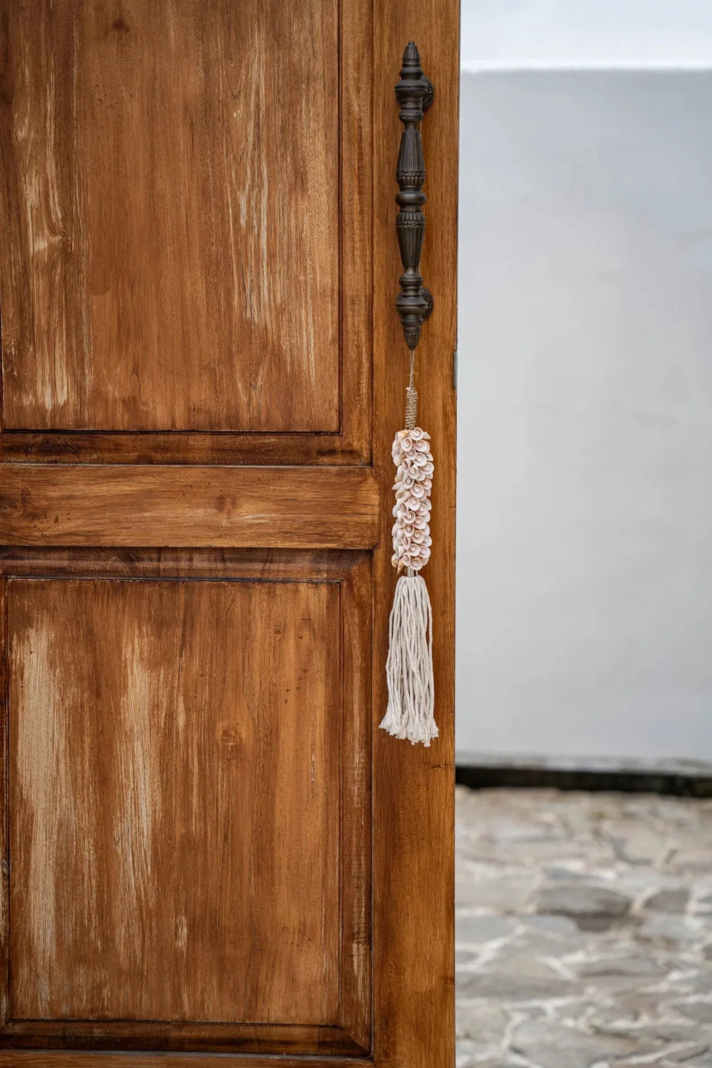 Pompon mural avec coquillages naturels, coton écru rose et corde tressée