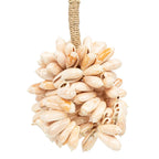 Murale pompon en coquillages crème-beige et corde végétale