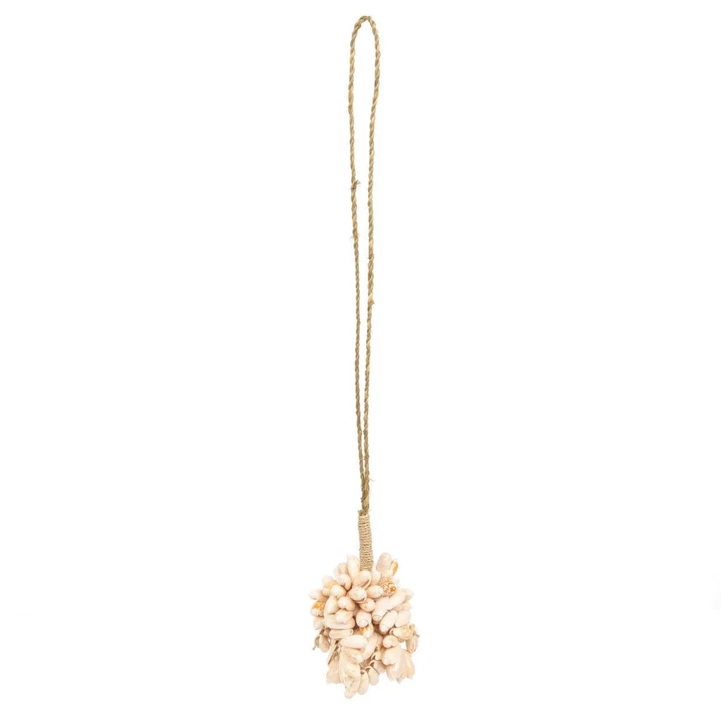Pompon mural en coquillages naturels rose et corde végétale beige à glands