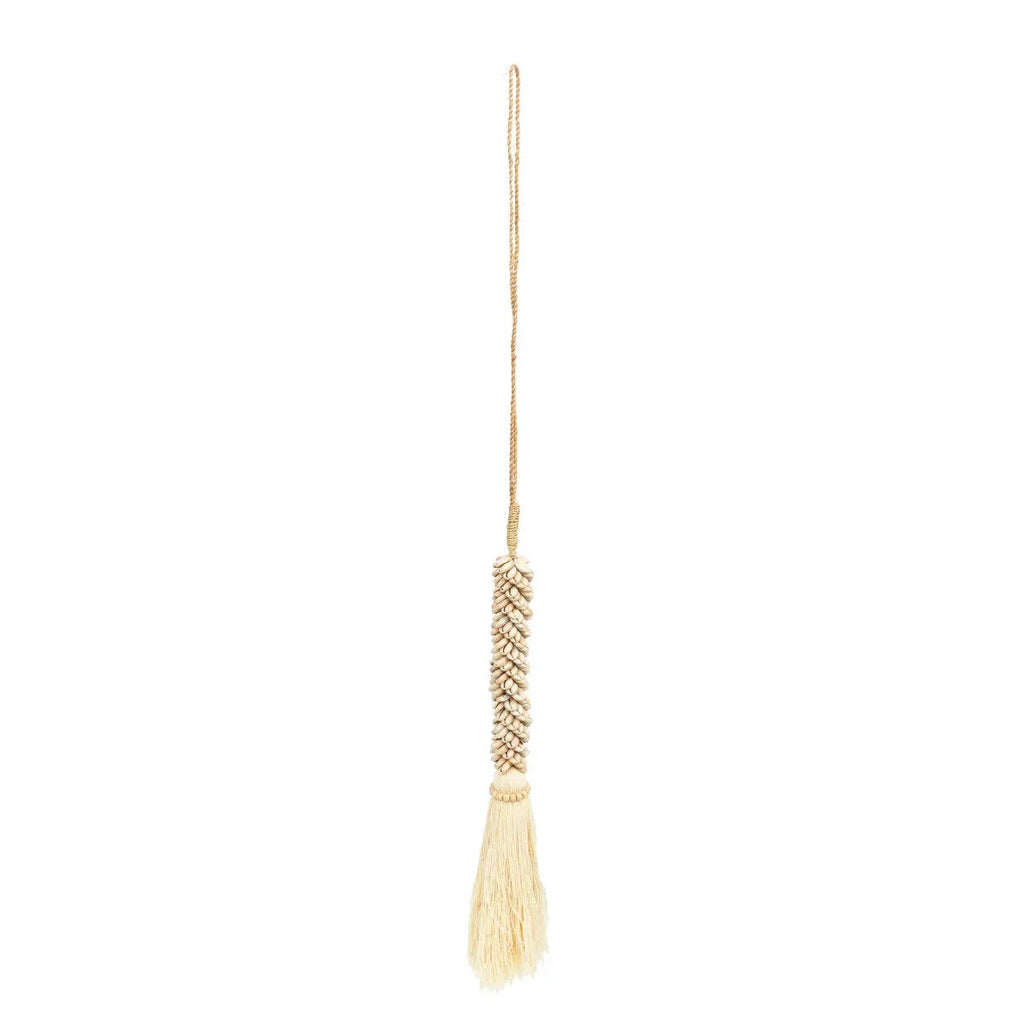 Collier pompon crème avec accents or et texture cordeuse
