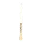 Collier pompon crème avec accents or et texture cordeuse